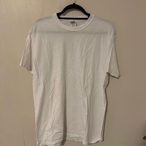 Gildan size large white Tshirt